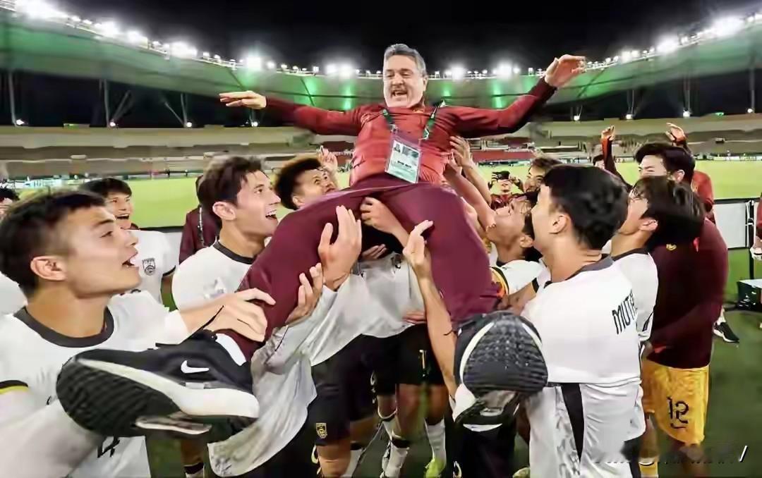 男足终于牛起来了，当然不是中国国足，而是U23国足。

U23国足在半决赛中3-