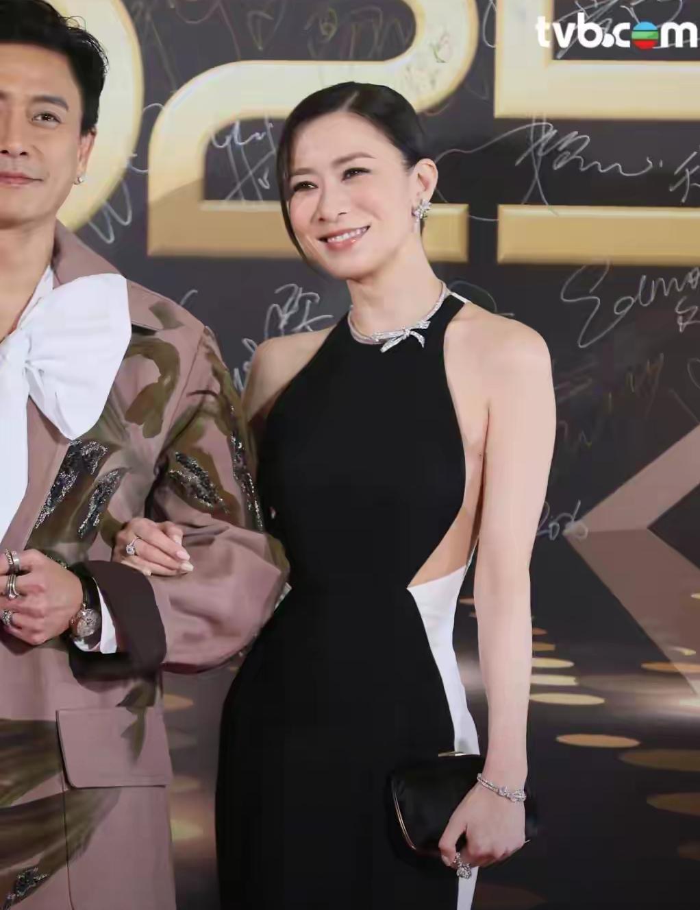 澳门红毯太真实，佘诗曼真空上阵，王敏奕勒出副乳，高海宁露美背娱乐 明星 女星红毯