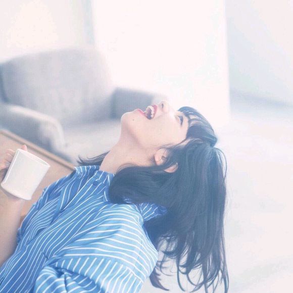 “  不必苦苦追问他是不是在乎你，如果他真的在乎，他会比你更怕错过。      