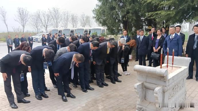 马英九祭拜马援墓，自嘲当兵能力不及先祖伏波将军（多图）
马英九率领台湾青年访问大