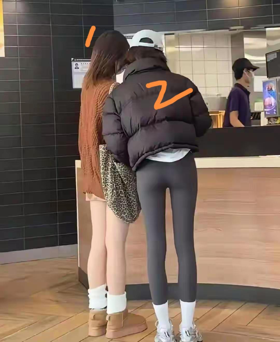 在奶茶店看到两个穿着搭配不同的女孩，你第一眼会看哪一个呢？