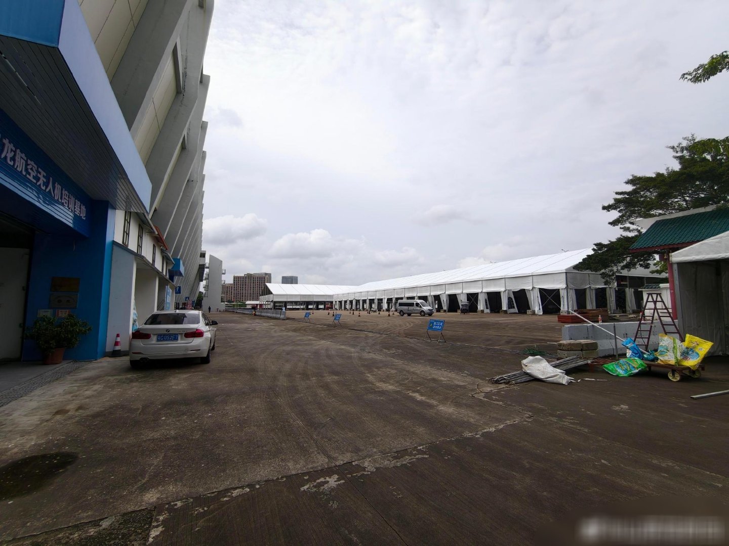 珠海超跑锦标赛赛车票价虽然涨了，但是服务提高了，再被王一博粉丝吐槽太晒后，现在建