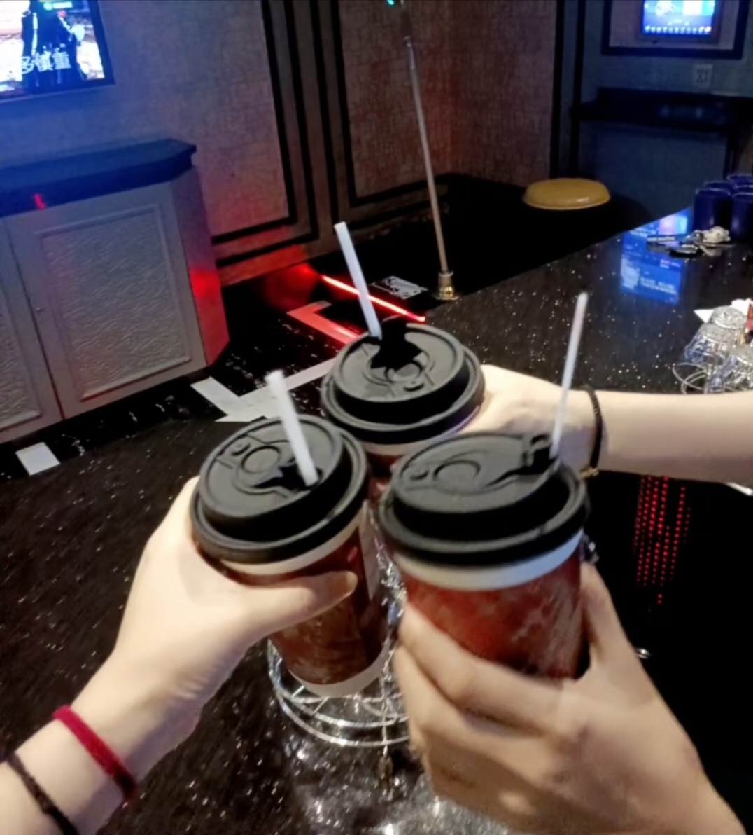 霸王茶姬霸王茶姬 奔波忙碌的日常，总需要一点甜来调剂。不必奔赴远方，一杯喜欢的奶