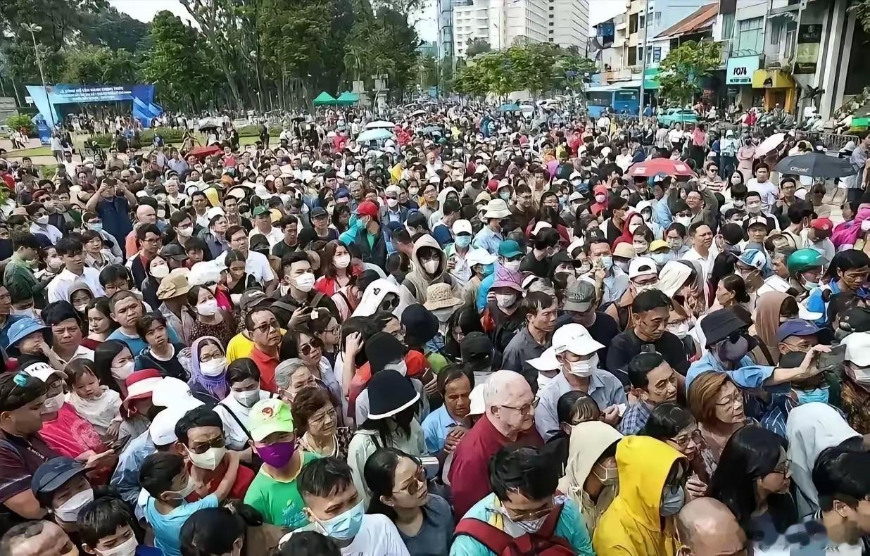 日本为越南建的首条地铁，由于屋顶漏水，下雨天只得停运。没事，这才多大点事，鞠躬就
