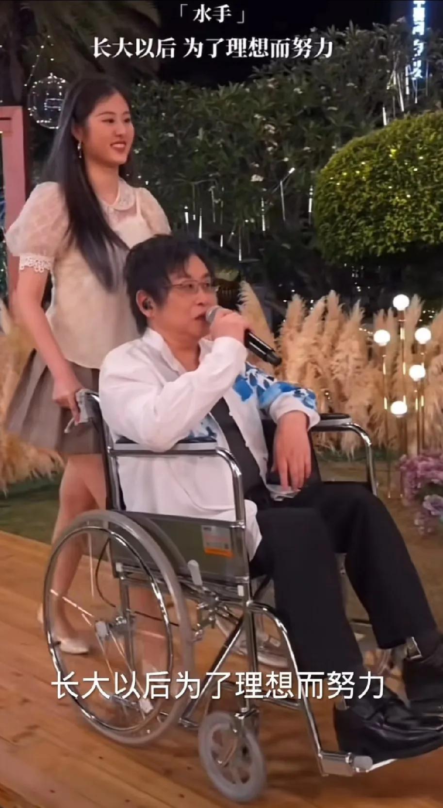 当郑智化唱着《水手》被女儿推出来的一瞬间，我直接泪崩了。好多年都没有郑智化的消息