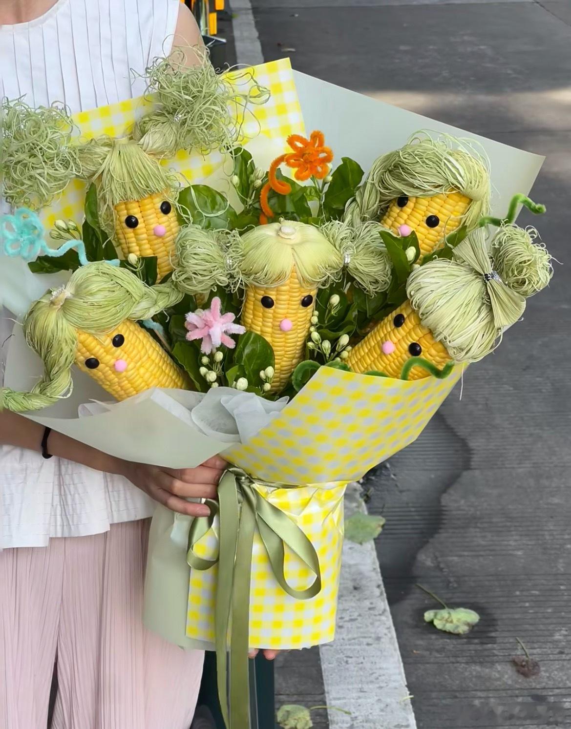 第一次见拿玉米做花的因为遇（玉）见你，只为你着迷（米）！每一个玉米🌽宝宝都好可