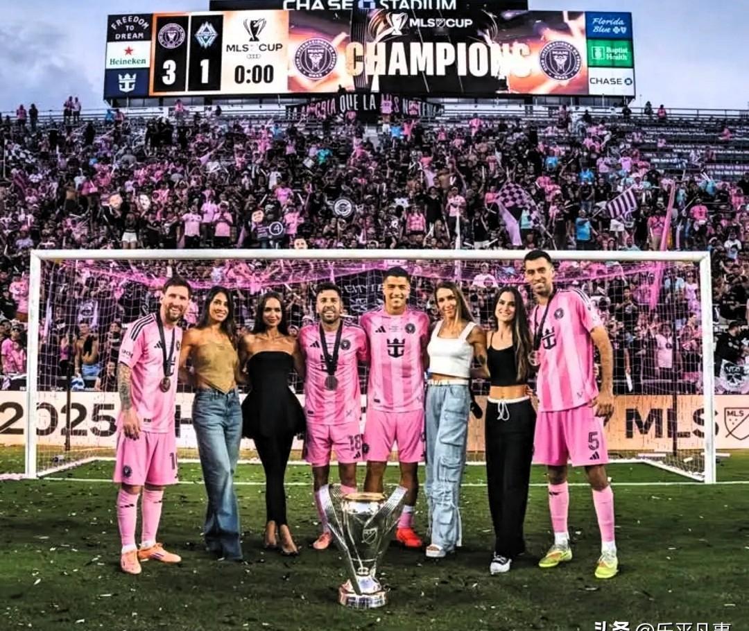 38岁，大家都以为他该靠回忆过日子了啊。
他却在决赛里递了两记助攻，把怀疑人的嘴