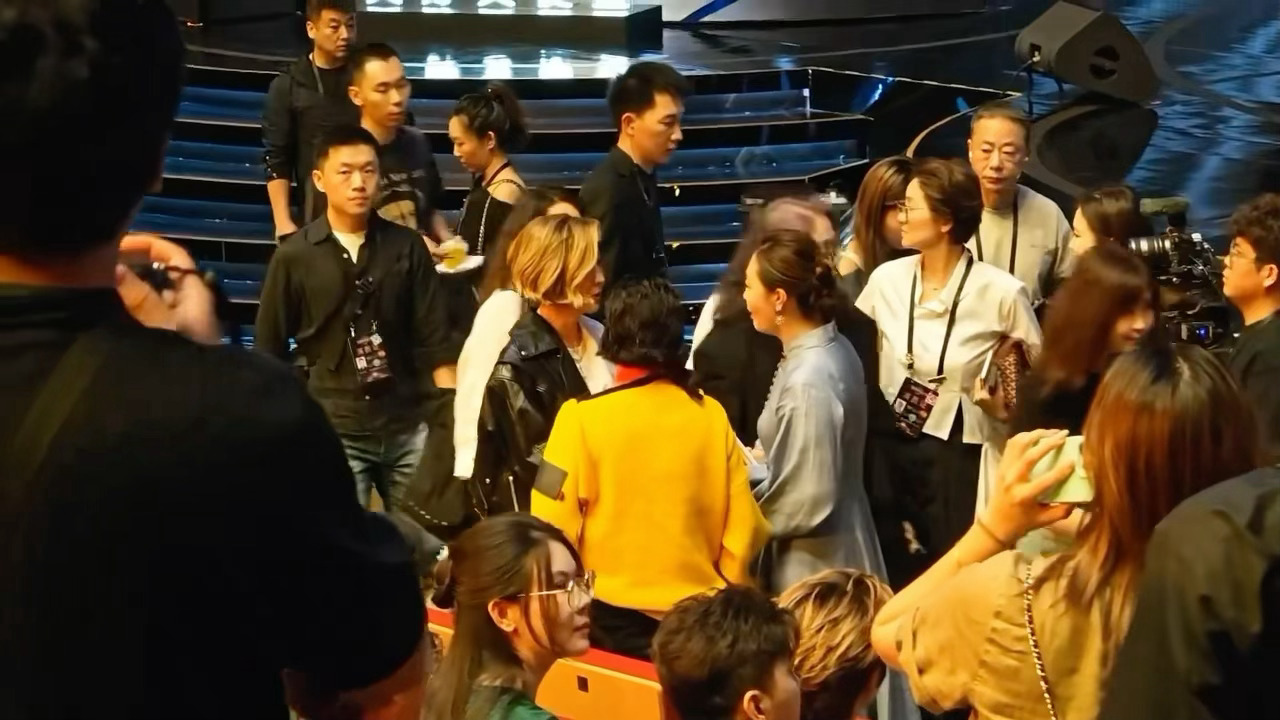 惠英红杨紫琼手拉手热聊杨紫琼惠英红同款短发 华语片顶流大女主的审美都是相通的，手