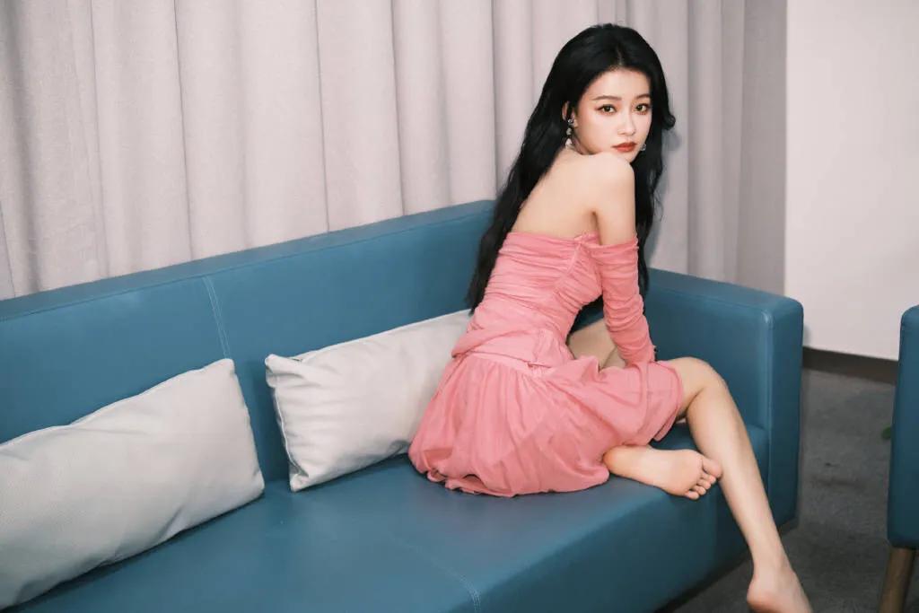 董子健和孙怡离婚后，他们第一次被拍到一起出现在公众视野中，他们带着女儿一起逛街。