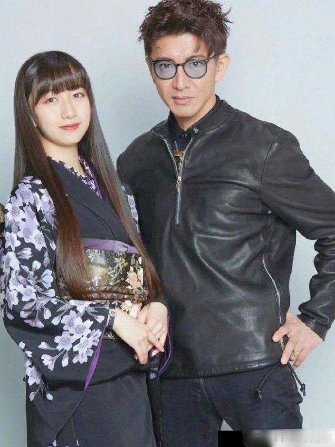 木村拓哉和两个女儿合影，和小女儿还好，大女儿有点不妥吧 