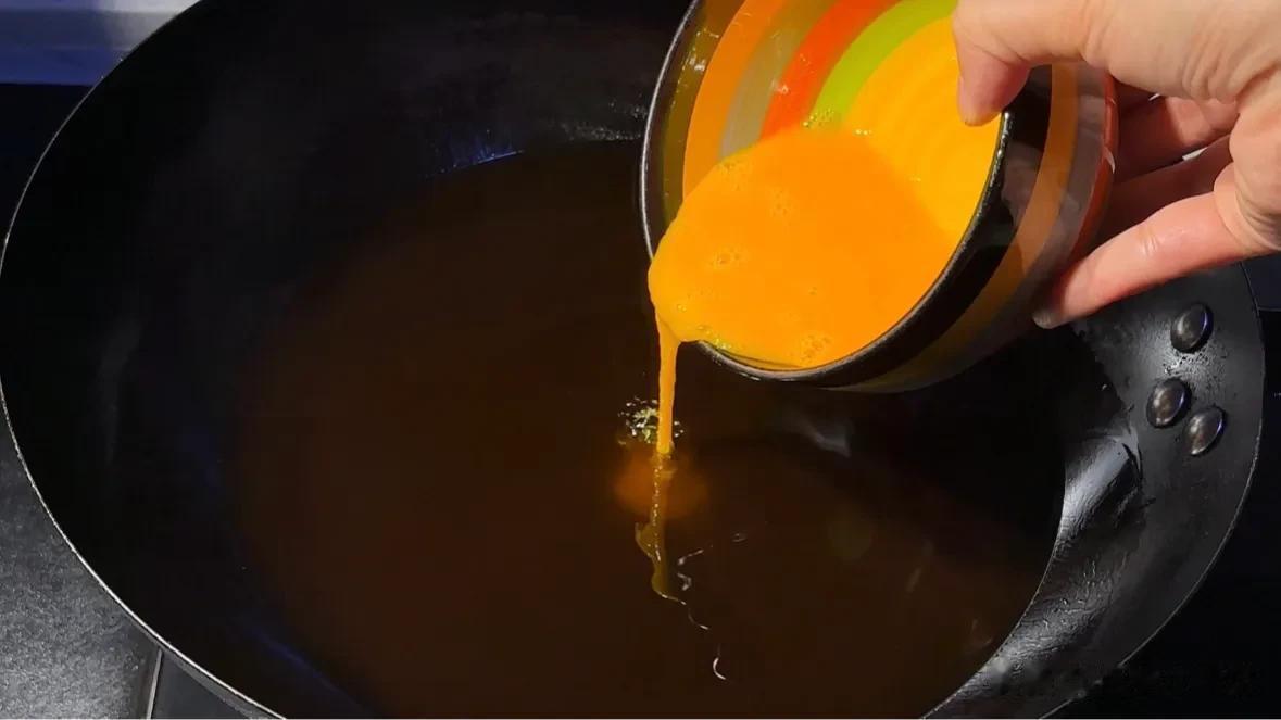 把鸡蛋倒入滚烫的油锅中，瞬间变成美食，知道的人很少，太香了
今天给大家分享的这个