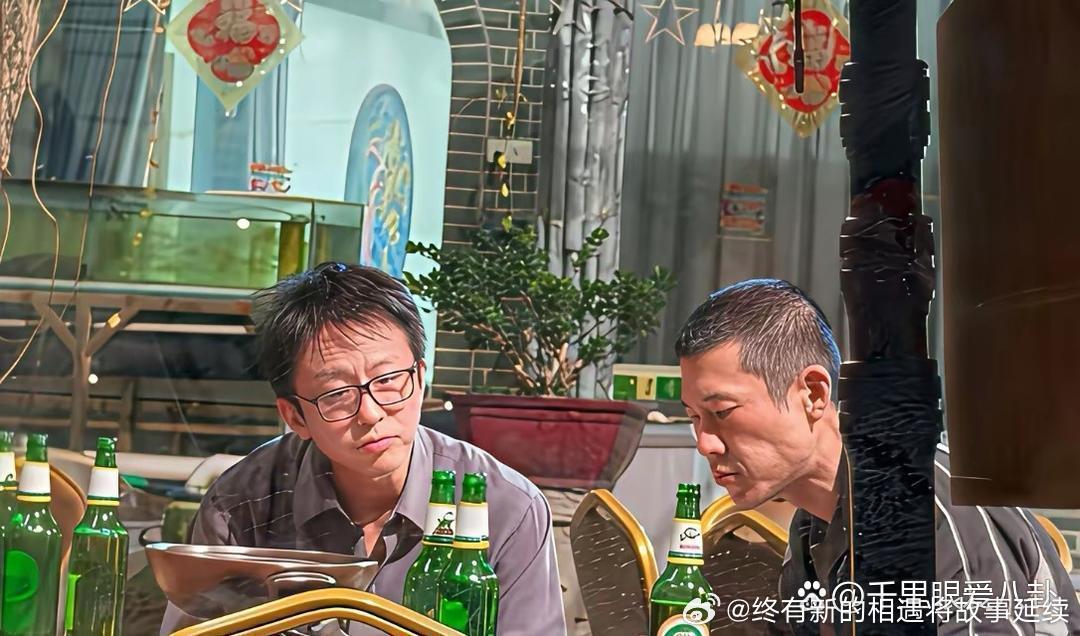偶遇46岁的邓超与朋友吃饭，这才是中年男人的正常状态 