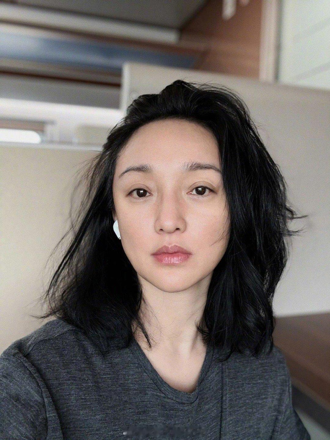 周迅最近状态挺不错的，这是她刚刚的照片 ​​​