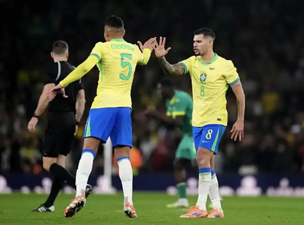 胖虎亲自做说客！卡塞米罗推荐吉马良斯加盟曼联，希望老乡填补自己留下的空缺。吉马良