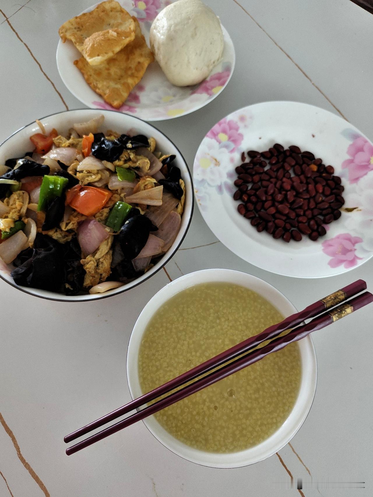 每天早上都发愁早餐吃啥，今天简单安排一顿家常早饭。熬一碗暖暖的小米粥，炒一盘洋葱