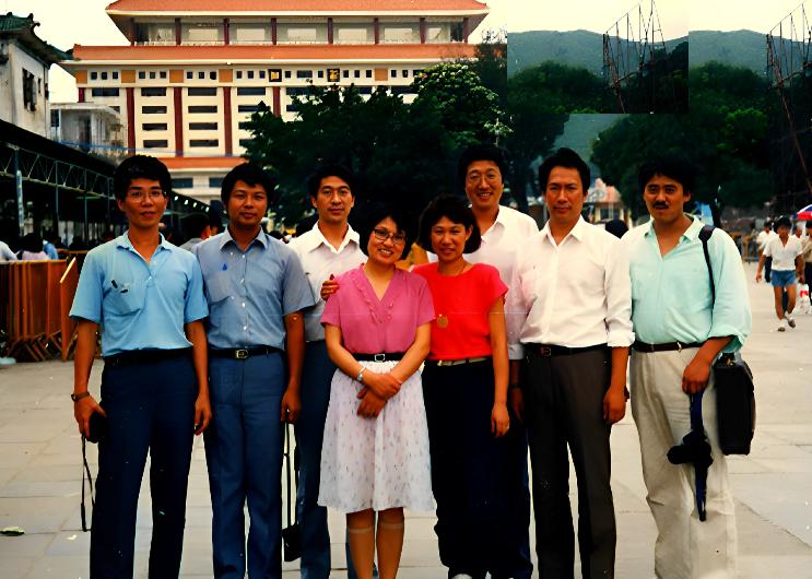 1988年5月，富士康创始人郭台铭第一次到深圳考察时拍摄了一张老照片。当时他已经
