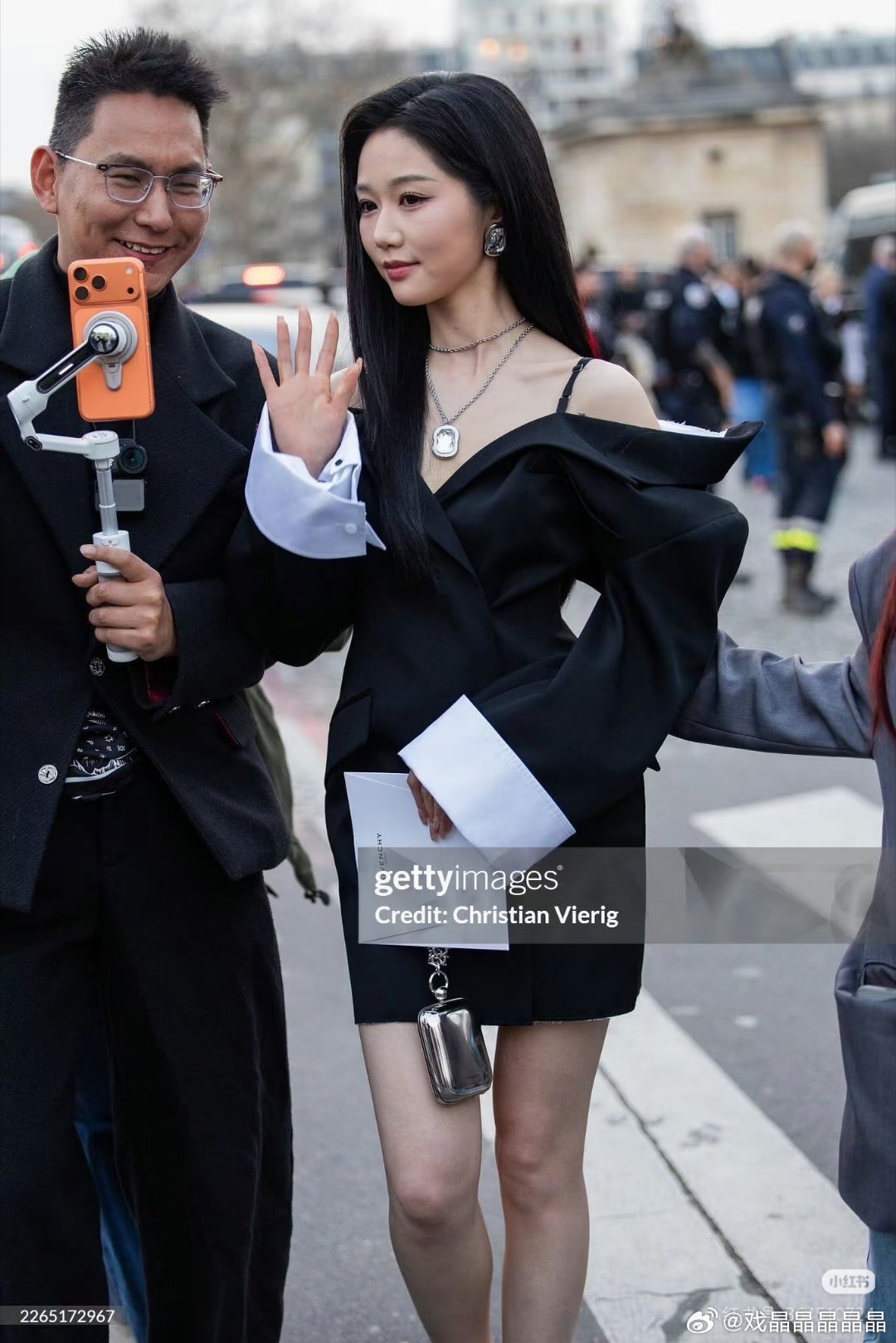 岳雨婷G社出图岳雨婷手握邀请函亮相了纪梵希秀场，这姑娘心里素质非常好，具备成功人