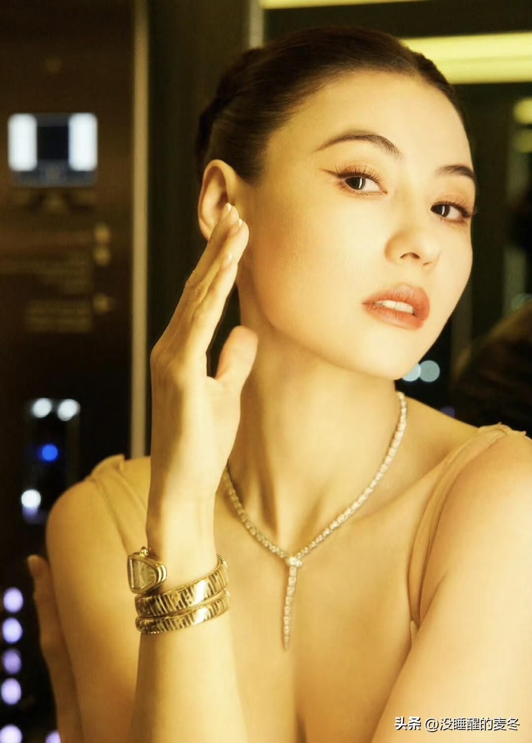 她确实美得惊心动魄！高挑身姿搭配玲珑曲线，骨子里透着港式风情的气质，在娱乐圈里堪