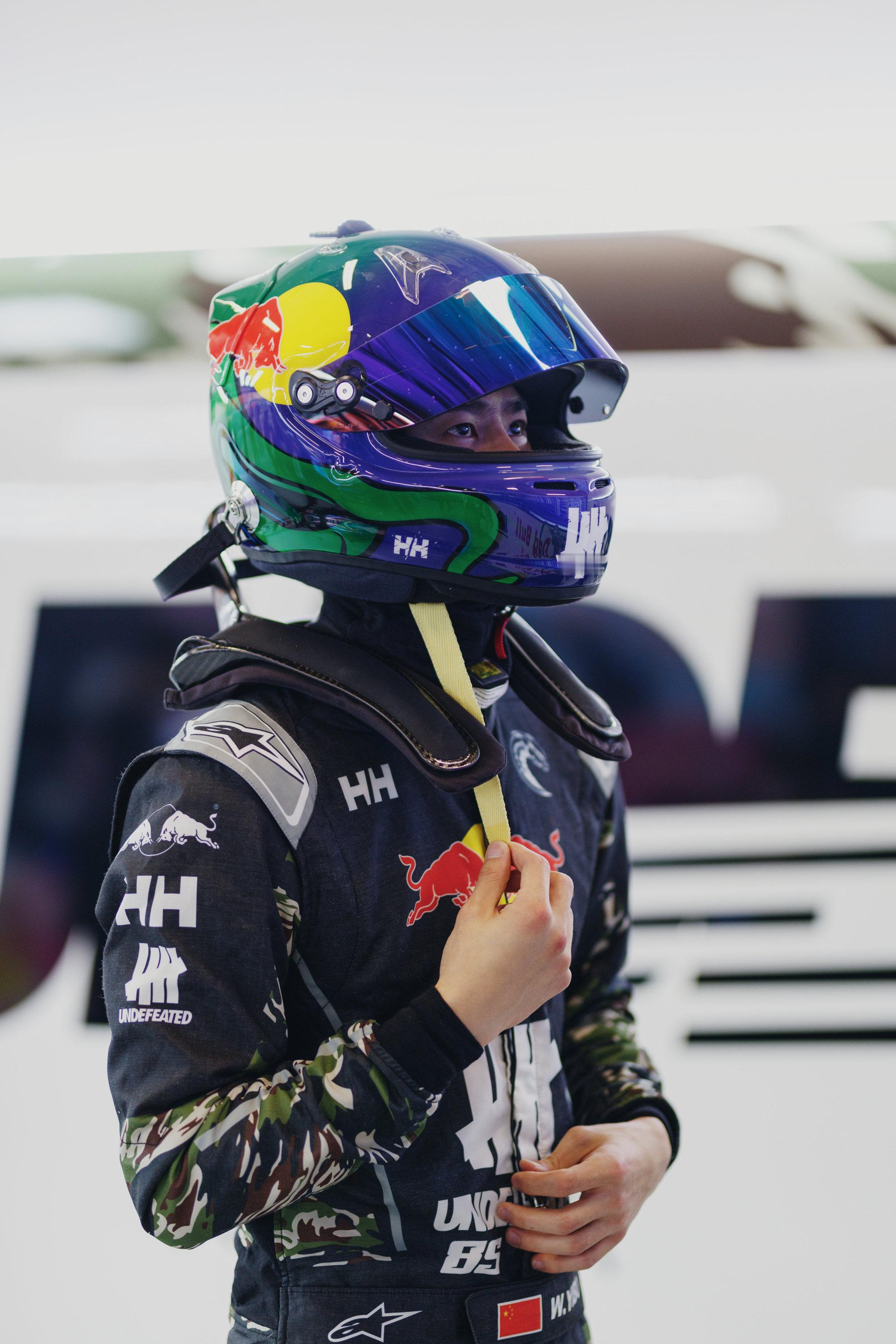 黑色赛车服造型鲨疯了！卷毛配机车夹克，冷脸眼神杀直接拉满，这哪是赛车手，分明是从