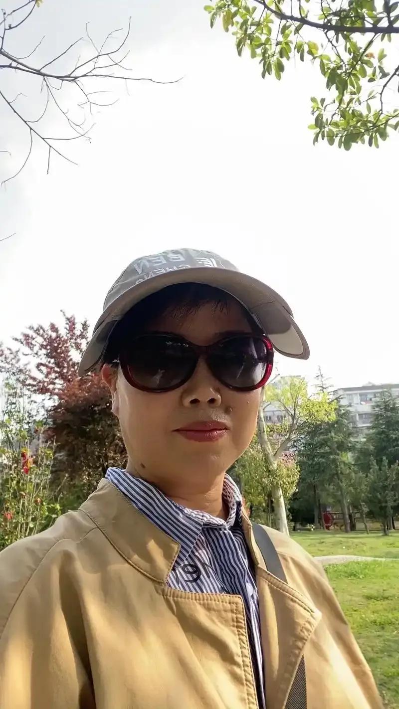 我54岁了，我一个人就很孤独，我女儿就网上帮我那个叫什么注册了以后就认识了一个男