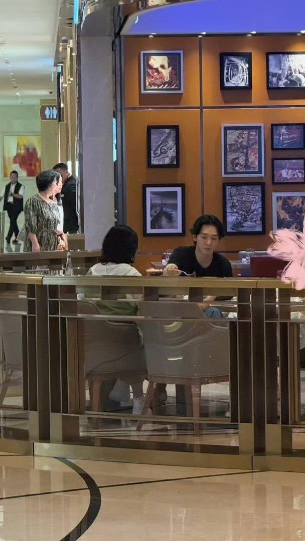 澳门偶遇金钟大一家吃饭 澳门偶遇金钟大一家四口 澳门偶遇金钟大一家吃饭，没想到会