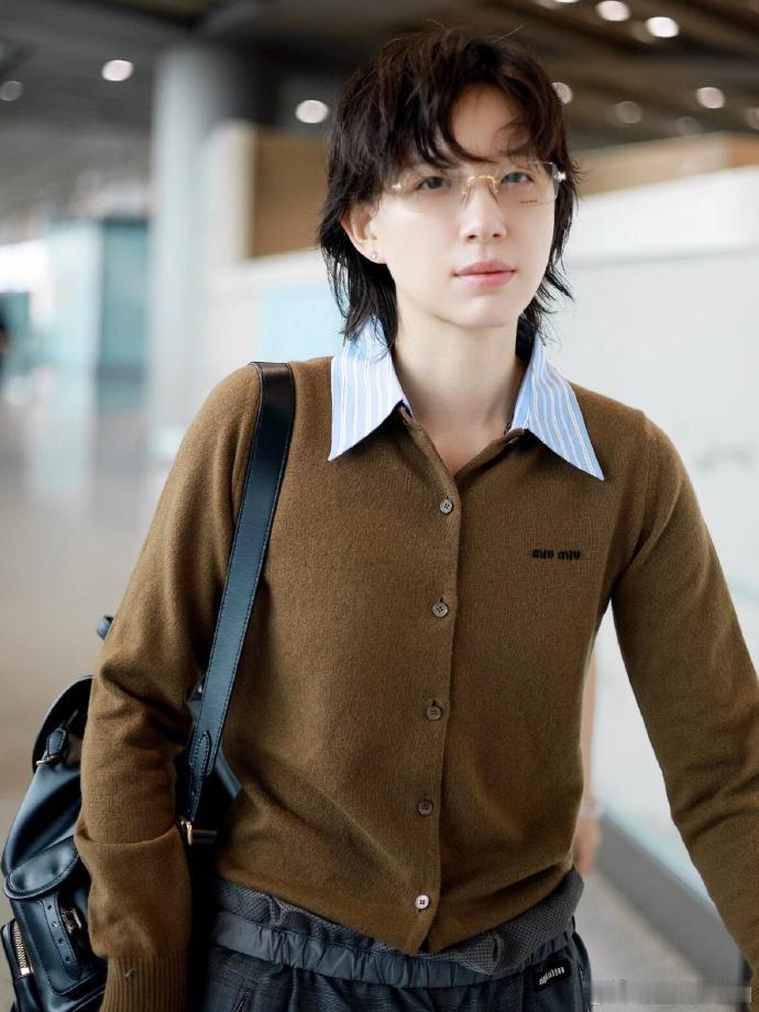 第一次在一个人身上看到了美飒感 李斯丹妮的狼尾短发，就像夜空中最亮的星，闪耀又独