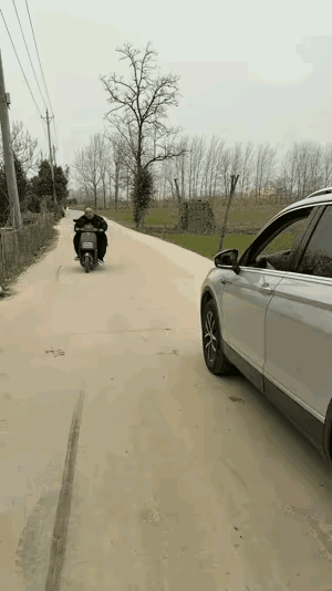 大哥是个好人，但是这站车头顶着车的做法不可取，搬石头，正确✔️