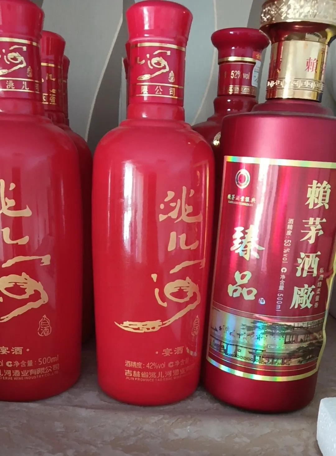 婆婆在酒店干活，经常揣回一些酒。有的是客人自己带的，有的是酒店提供的，婆婆家的那