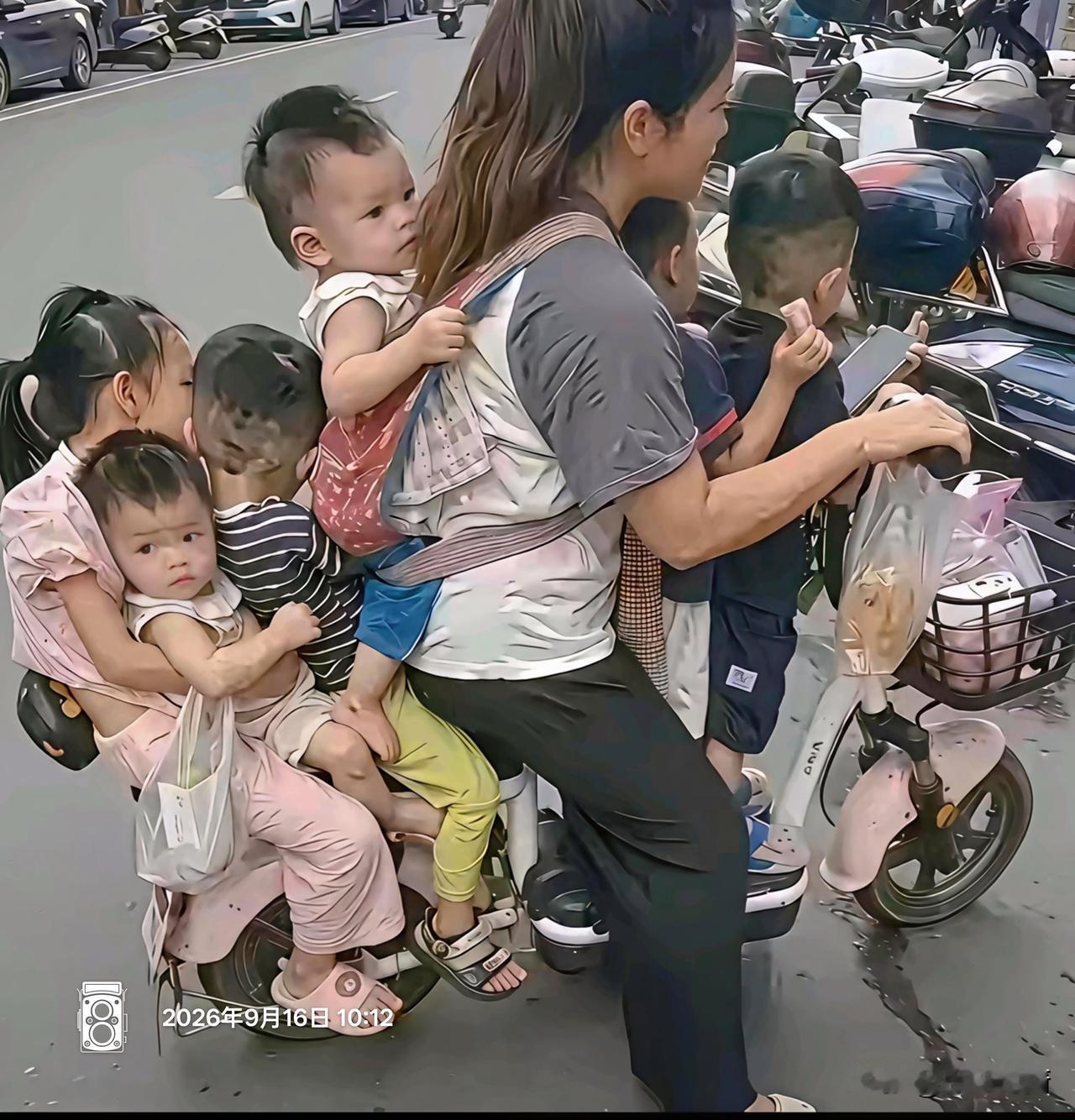 6个孩子挤在一辆电动自行车上，大人孩子都挺遭罪的。

该说不说，为了孩子，她为什