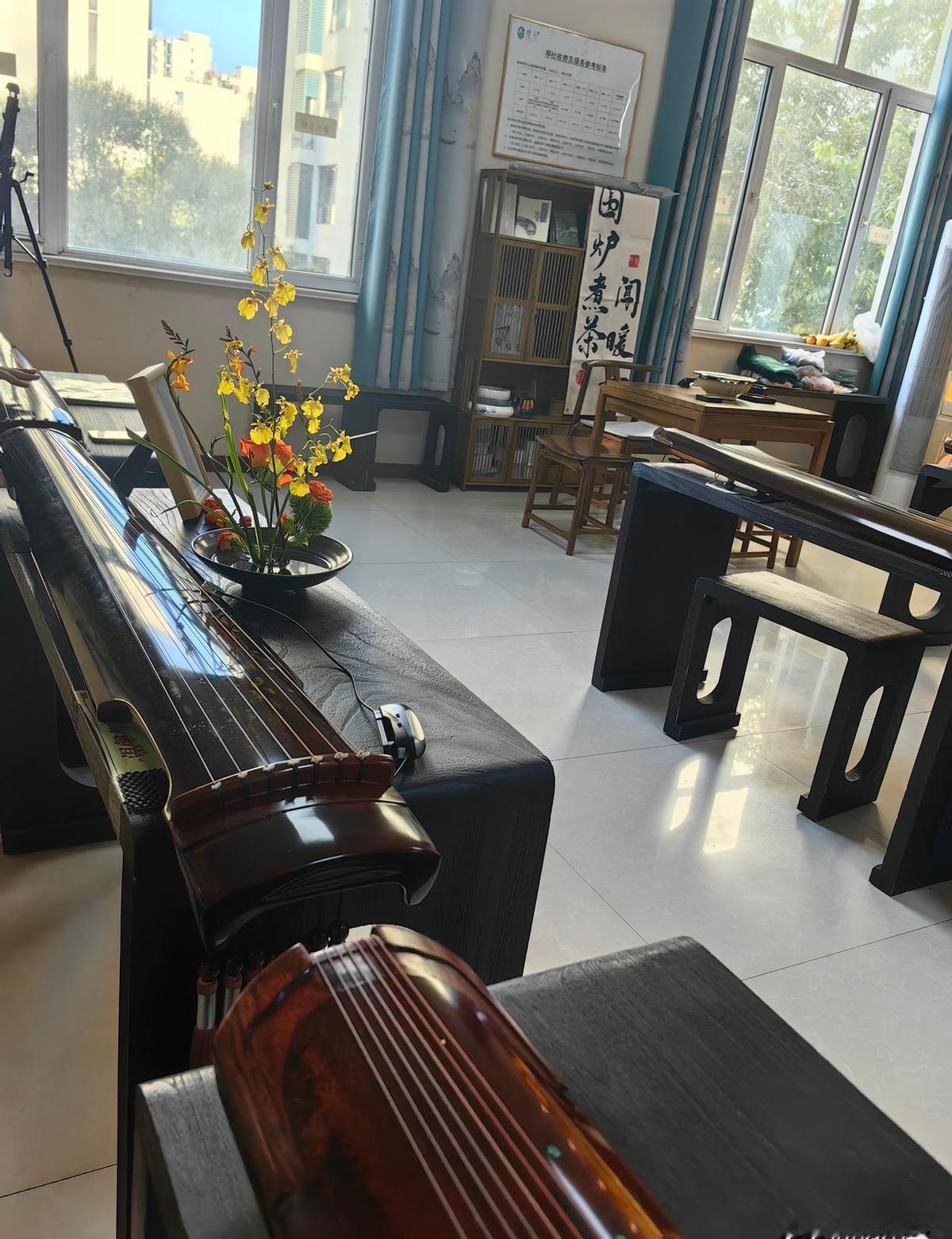 选举前没通知，人在外头咋投？
村里开个会，像赶集一样突然。
文件藏半年，临了才贴