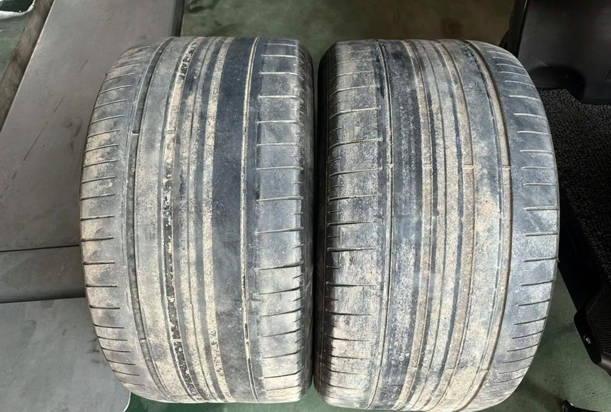 一男子将车送去维修，手机却突然收到提示，他打开摄像头一看，发现自己车上的4个轮胎