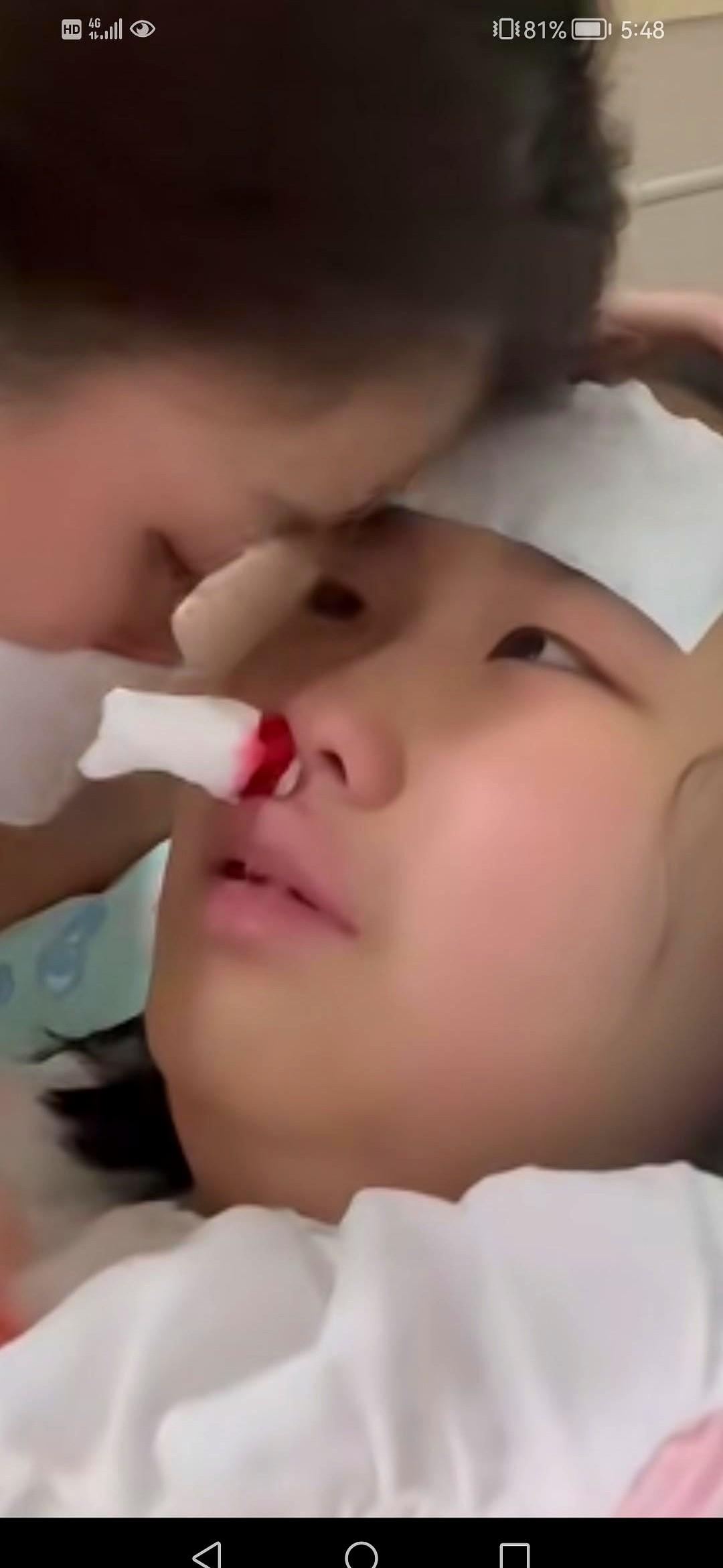 “趁我活着，穿新衣服，多拍几张，放在你们身边。”孩子把死亡当倒计时，用一身衣服换