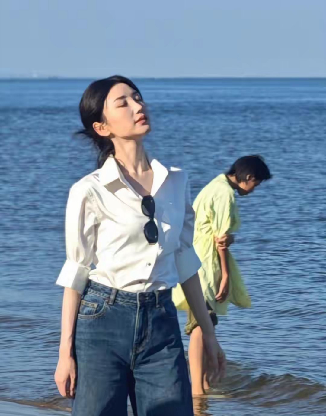 毛晓彤阿那亚海边被偶遇！本人很白很瘦，脸超级小，笑起来很甜美 ​​​
