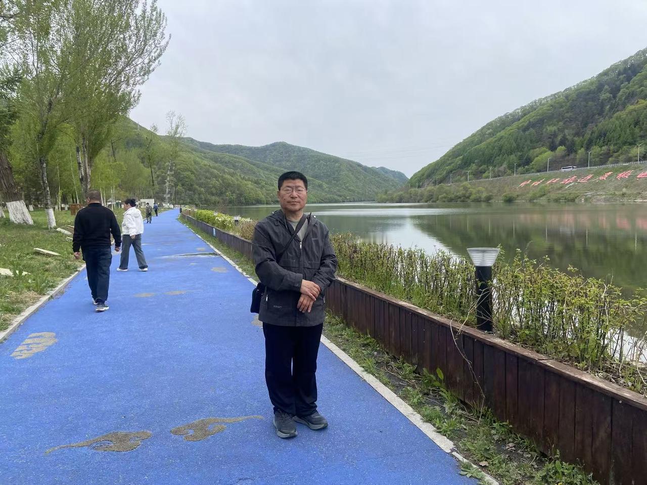 今天开车来到一个拥挤的地方，这个地方是个胡同。有一个醉酒的男人开着半挂车停在路中