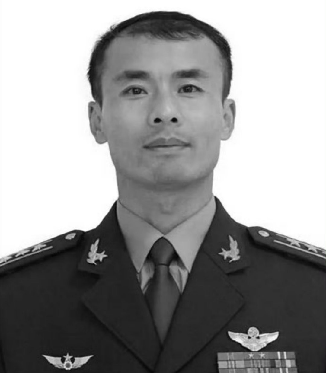 特级飞行员查显伟，在训练中突遇飞机故障，为避开学生公寓、高速路等壮烈牺牲，时年仅