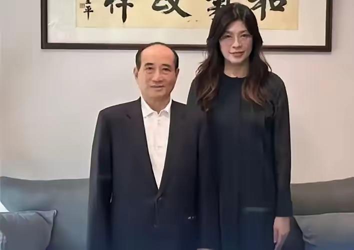 郑丽文勇气可嘉，她想成功，只要简单和奋斗一辈子的王金平简单对比一下，就很明显看到