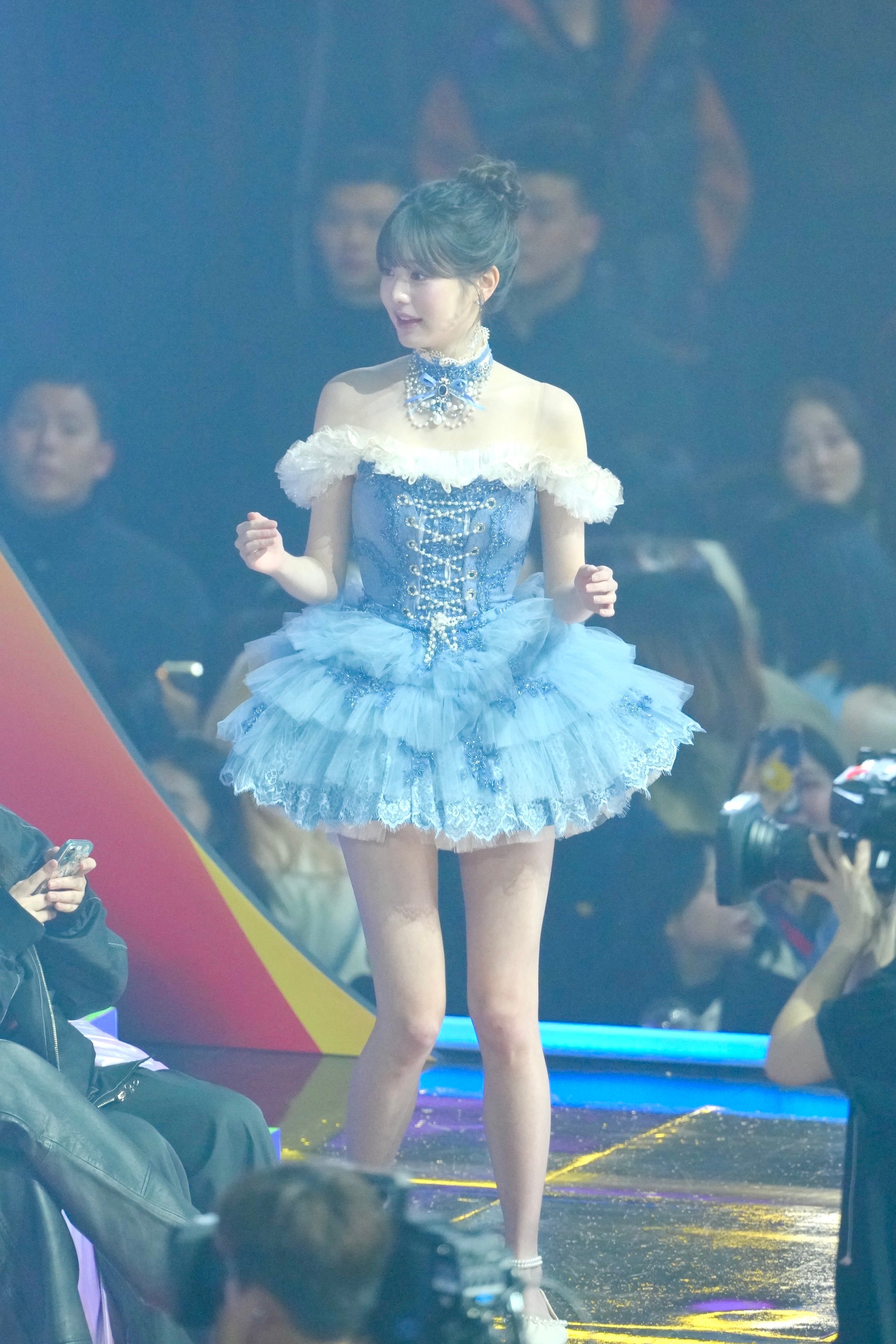 像个小手办🥺🫳🏻🫳🏻 张元英开场  ©️ayano_wonyoung/