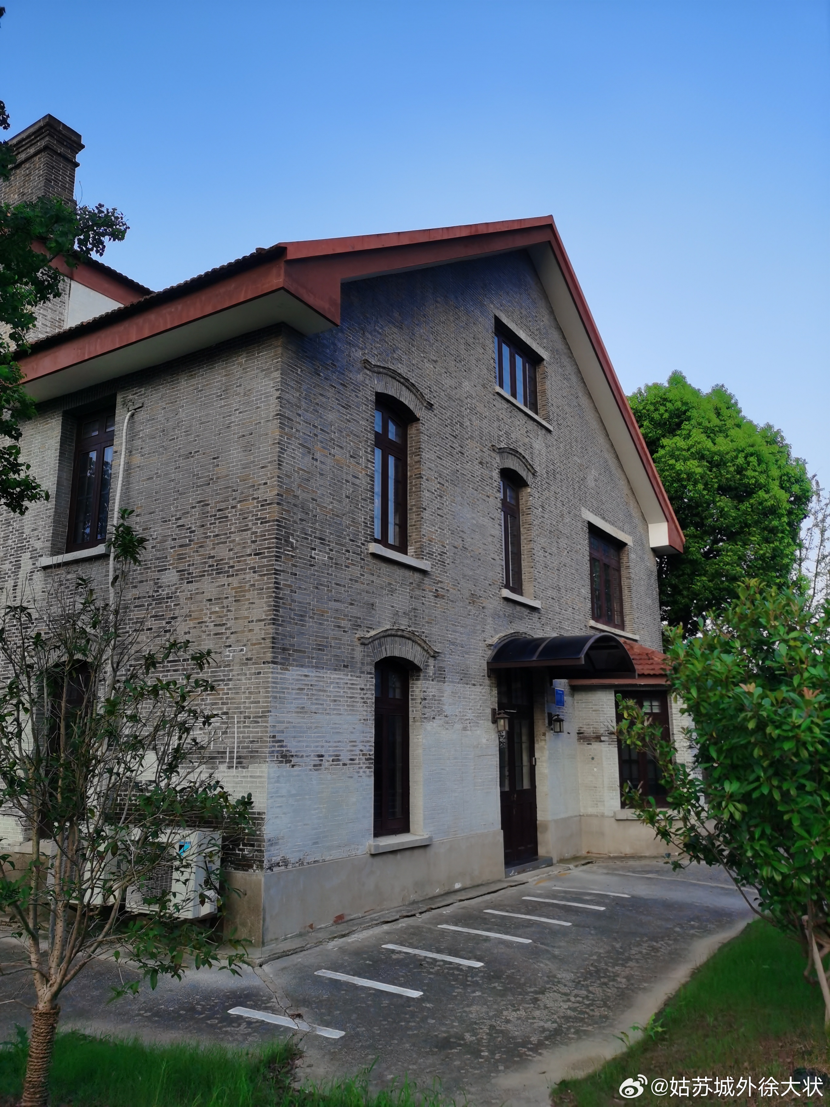 抬头看了一眼，不远处有座民国建筑，该建筑现存民国二层带阁楼洋房一幢，坐西朝东，青