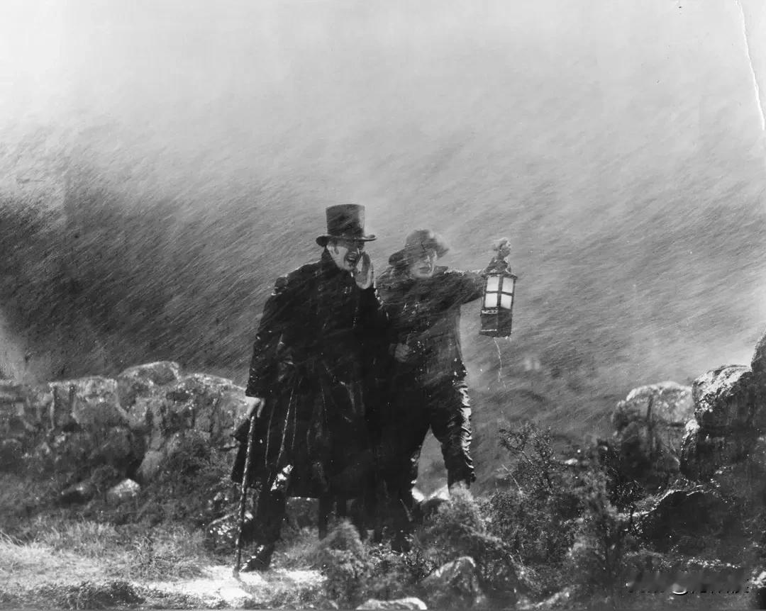 寻找《呼啸山庄》电影某一版本。印象中是2000年左右在央六电影频道上看的，开头是