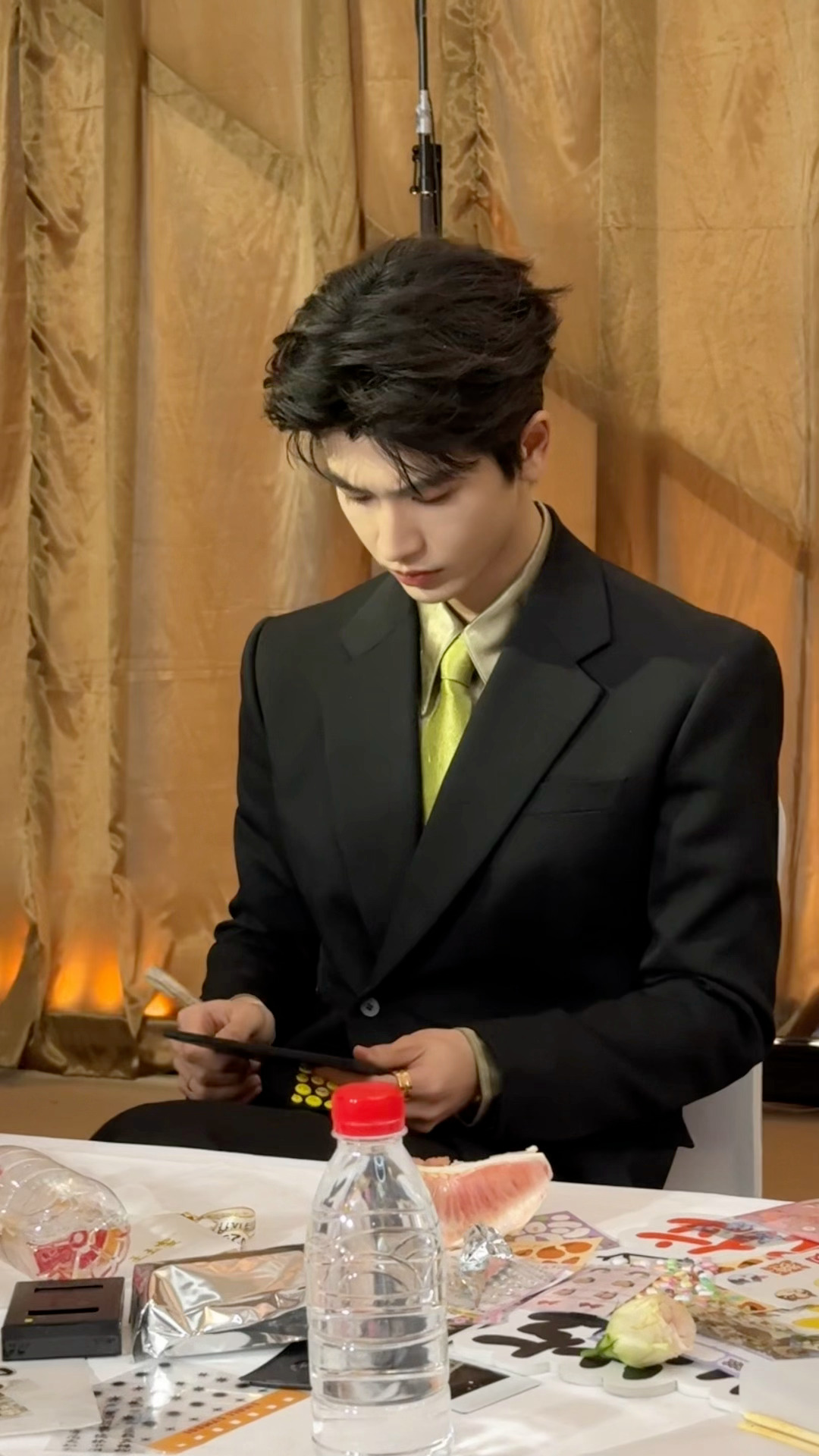 好近啊张凌赫。。帅的真的没话讲了。。微博视界大会 ​​​