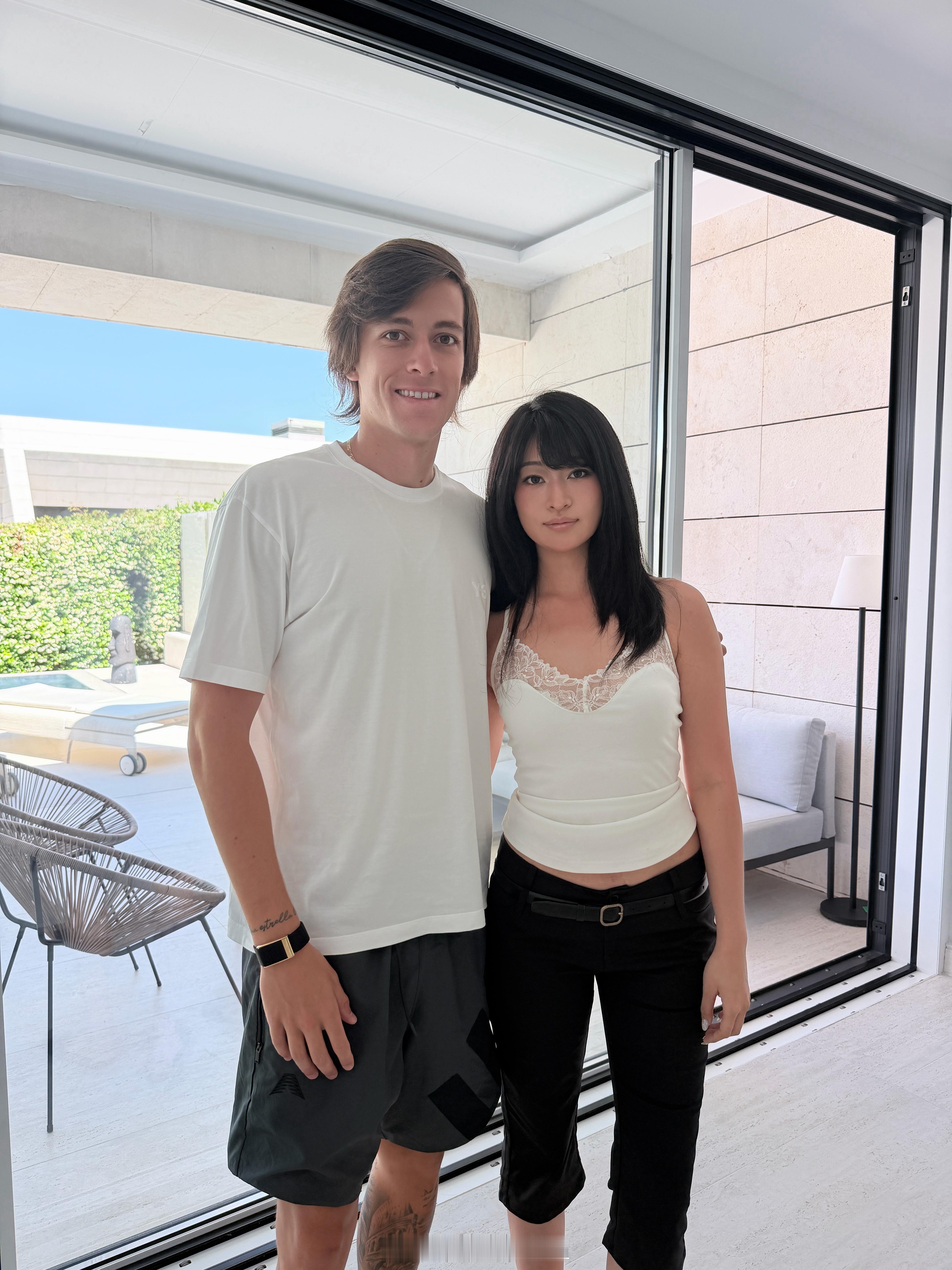 家访日记之A费今天是皇马赛季最后一场比赛，所以我们把见面的时间定在了一大早。他家