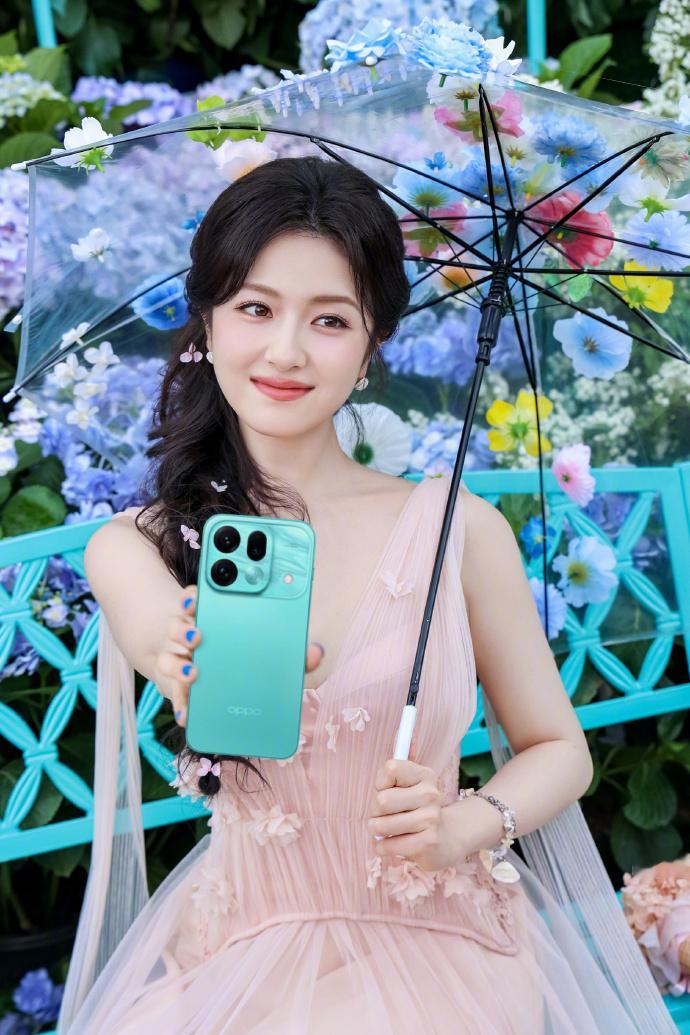 李兰迪好看还是她手中的OPPO Find X9s Pro乘风青好看？