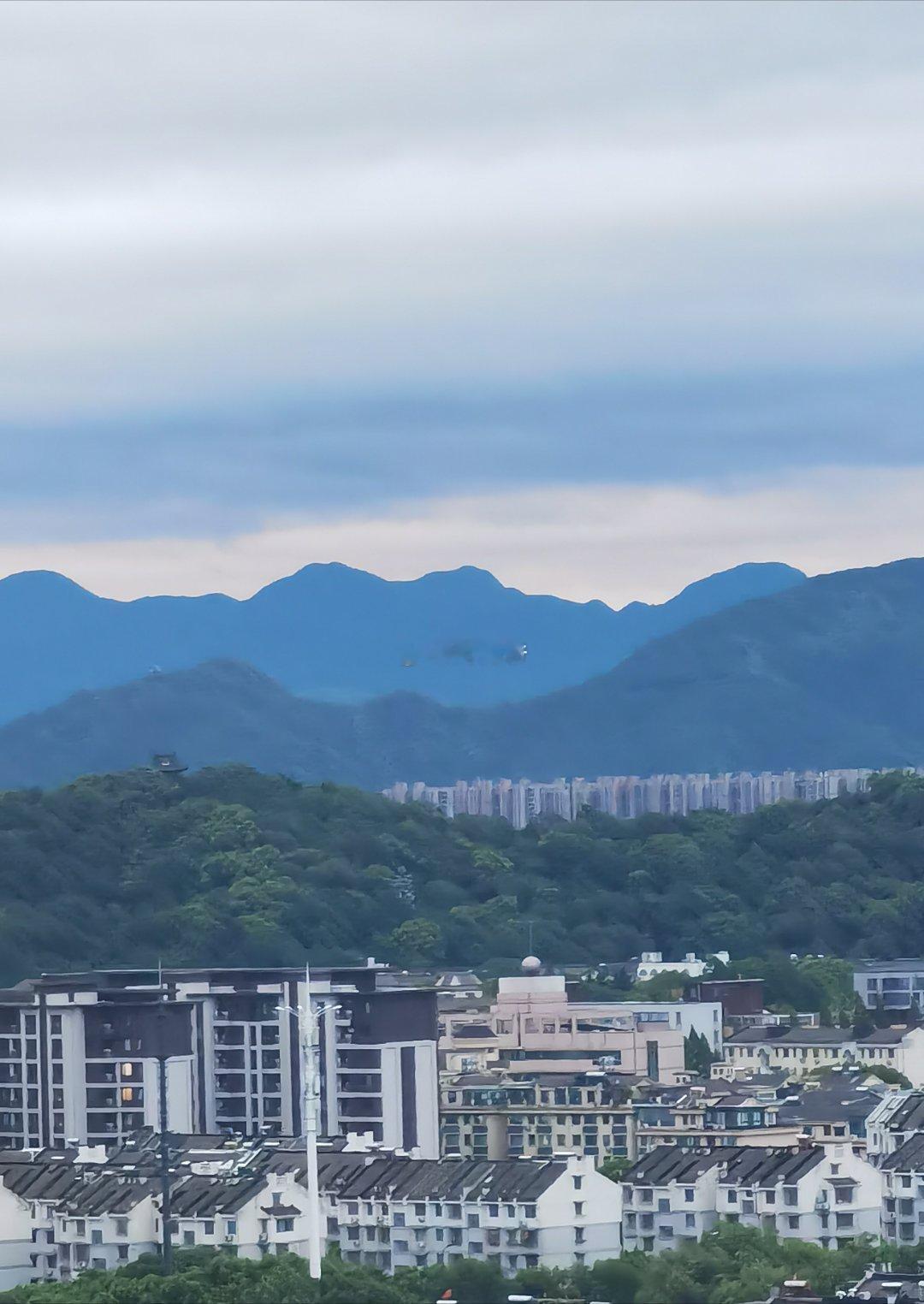 台风带来了凉爽的天气和一净如洗的空气。[微风]  ​​​