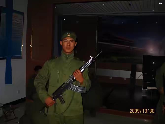 万里江山壮丽，军人当为家国天下之坚盾。我愿如此，人人皆然。军装 八一建军节