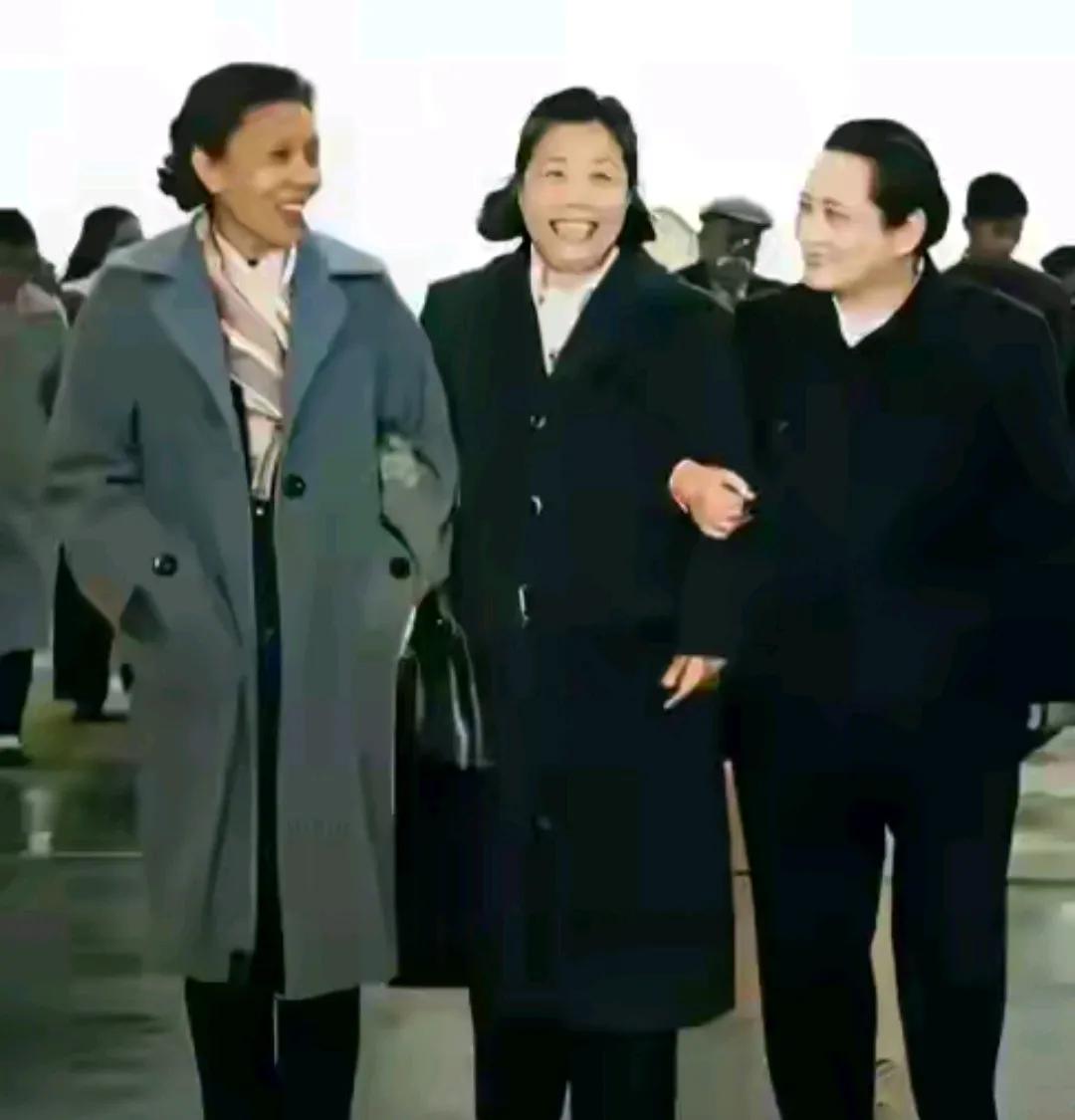 这是一张珍贵的老照片，拍摄于1960年，三位主人公应该是我们熟悉的人物，中间C位