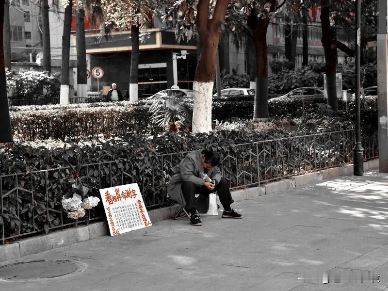 “贫在闹市无人问”，经典上联道出了世态炎凉。我觉得下联对“富居深山有远亲”再合适