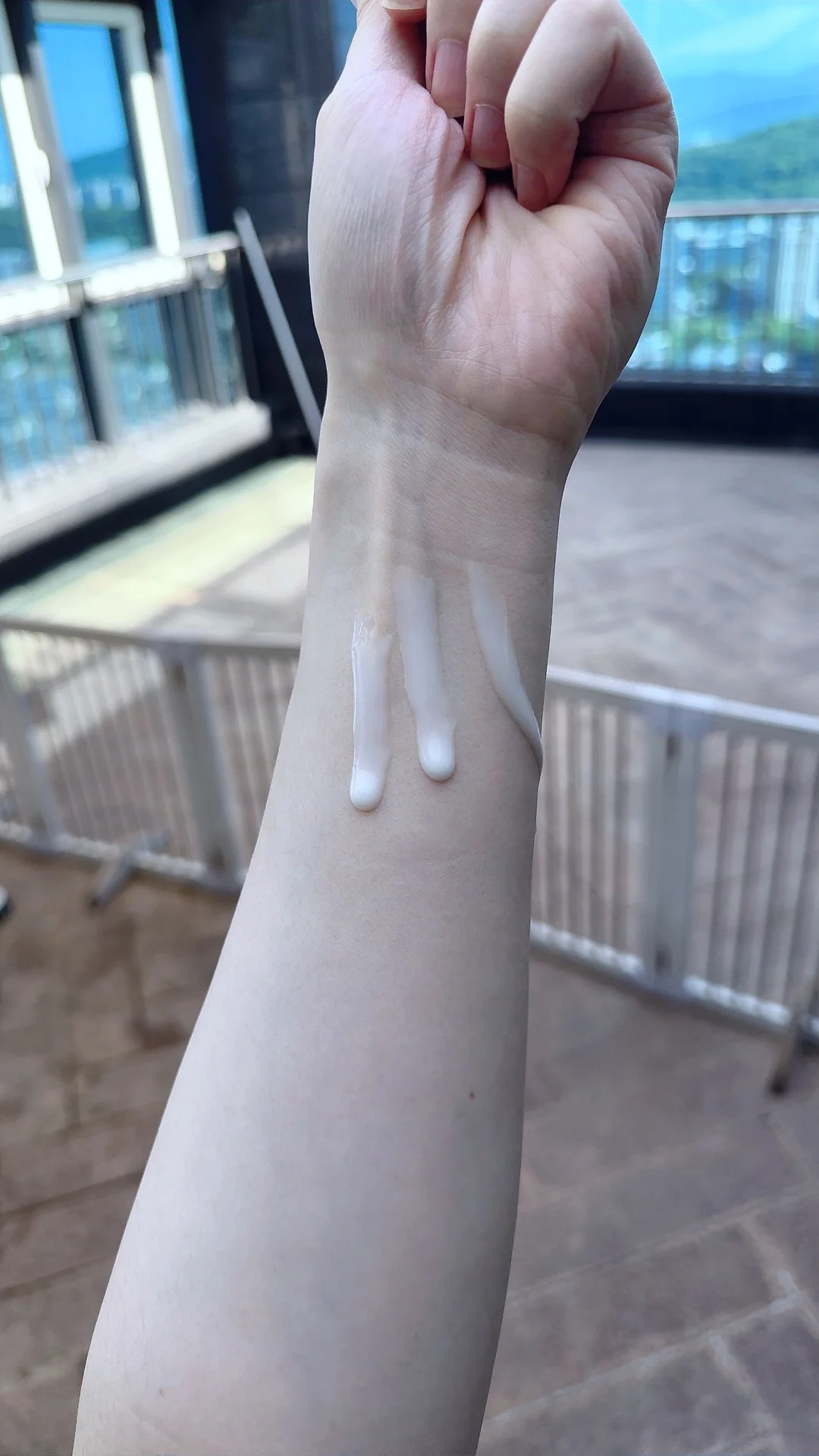 美白精华必须足量用 天天用 效果才够好