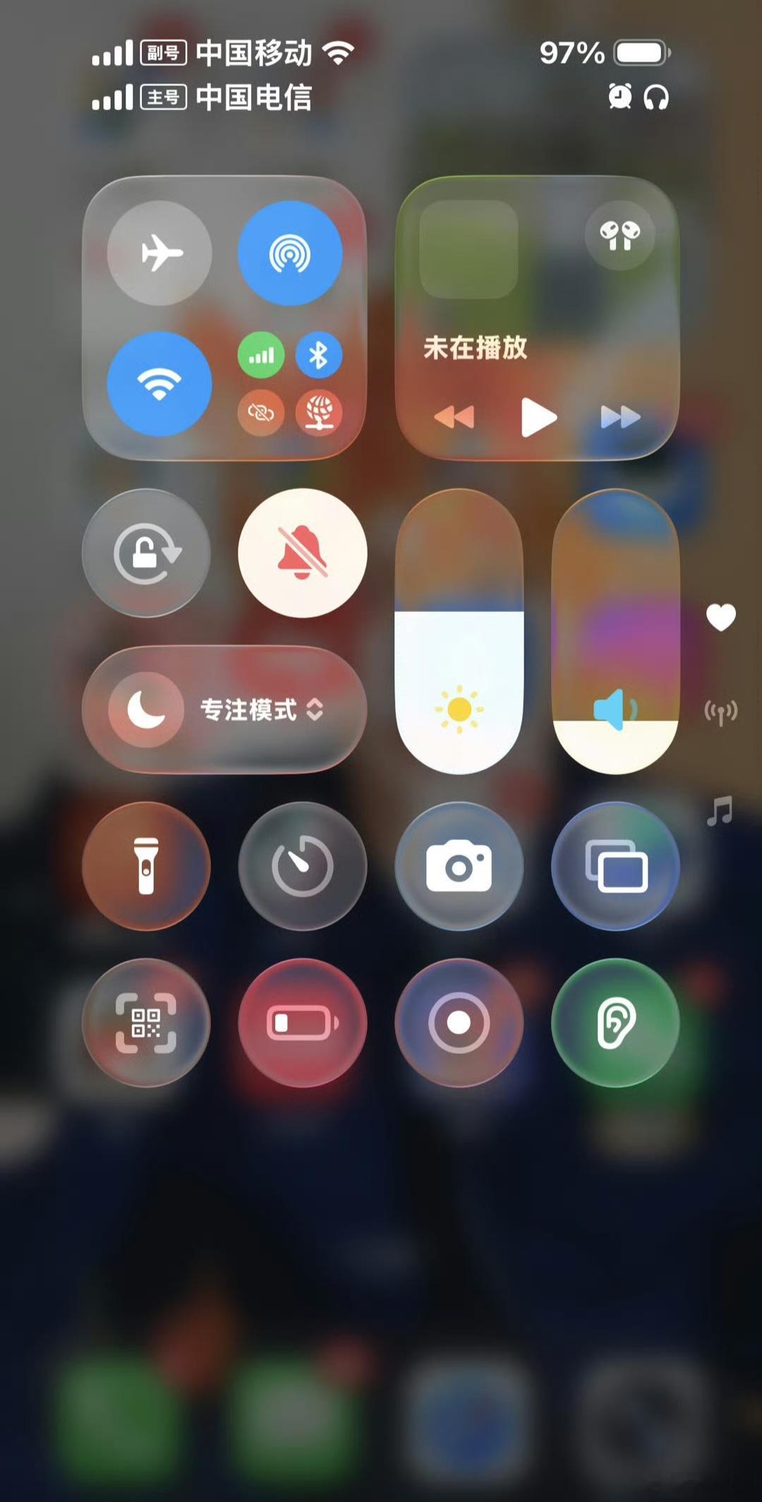 iOS26 丑iOS26融入了液态玻璃风格，初次看起来有点第三方壁纸软件内味了。