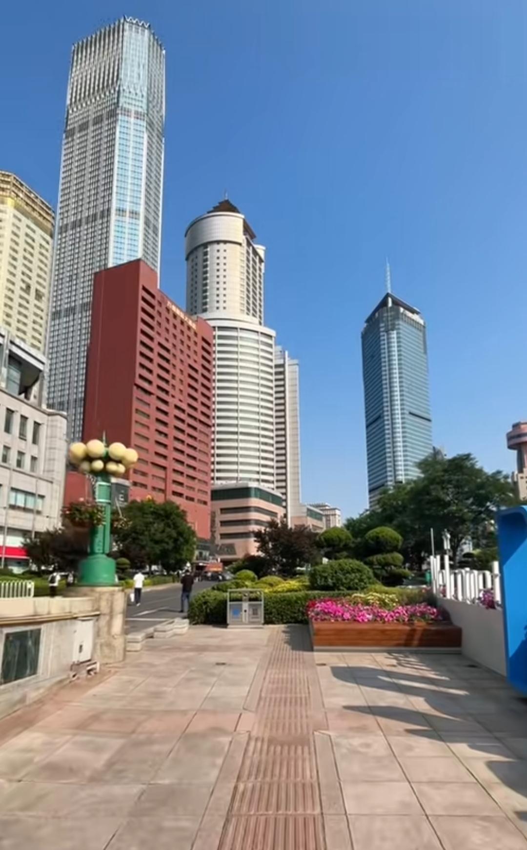 最近这几年青岛发展速度更快，但是大连的摩天高楼我感觉还是给我的震撼感更强一些。