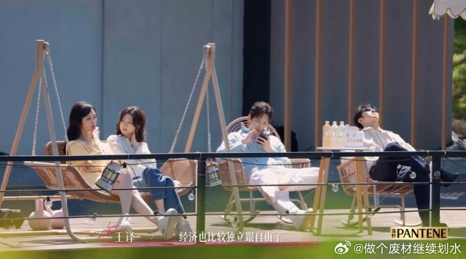 柳柳像低端玩家混入高端局，玩着玩着把自己绕进去了半熟5的女嘉宾，柳柳是最漂亮的，